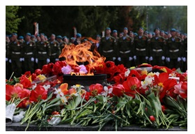 По улицам города Великие Луки пронесли «Знамя Победы»