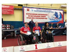 Александра Васильева на верхней ступени пьедестала на Кубке России по настольному теннису 